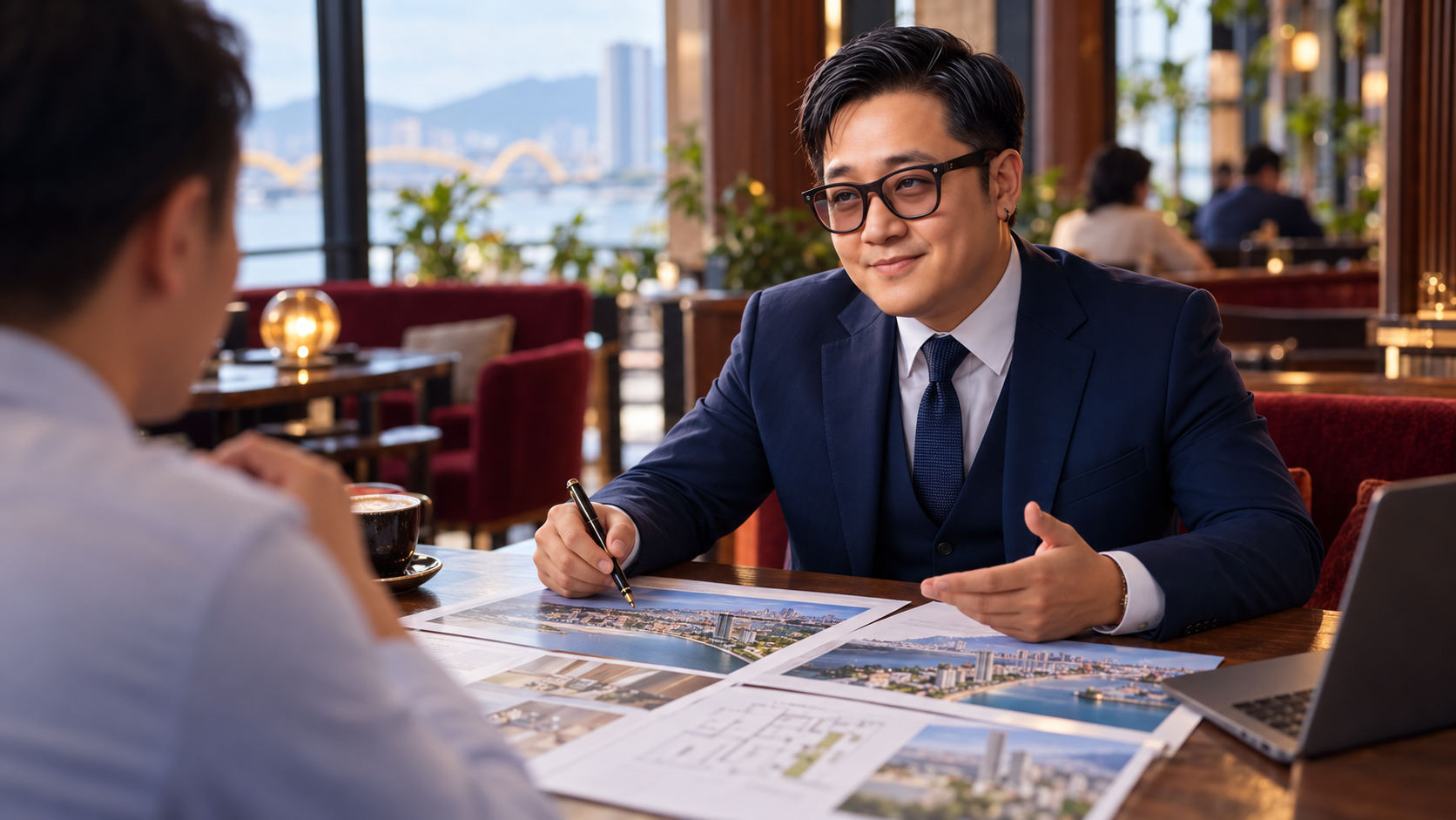 Nhiệt Thành trao đổi hồ sơ với khách hàng tại quán cà phê